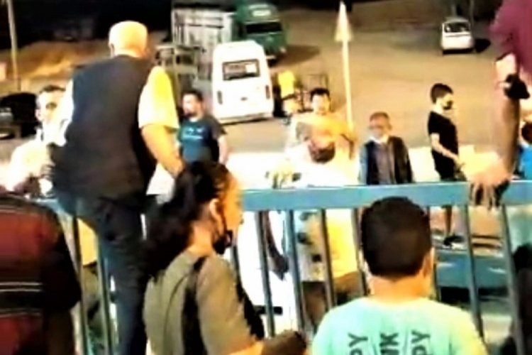 Ucuz kurbanlık i&ccedil;in son g&uuml;n&uuml; bekleyenlere şok! Kurbanlıklarıyla kapıların &uuml;zerinden atladılar