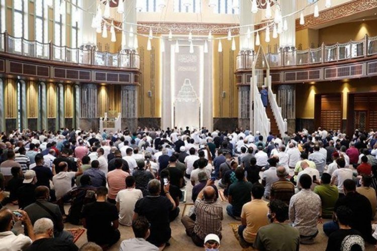Taksim Camii'nde ilk bayram namazı kılındı
