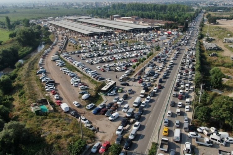 Bursa'da kilometrelerce ara&ccedil; kuyruğu! Oto pazarı değil, kurban pazarı
