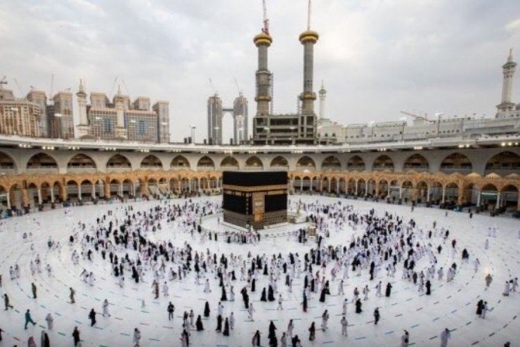 Hacı adayları Kurban Bayramı namazını Kabe'de kıldı