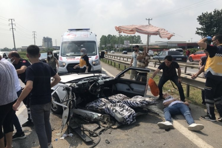 Sakarya'da korkun&ccedil; kaza! Otomobil ikiye b&ouml;l&uuml;nd&uuml;