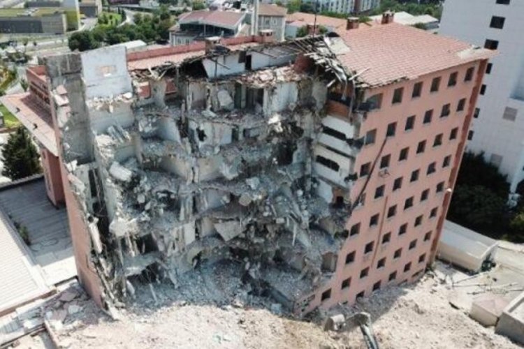 Tarihi Haydarpaşa Numune Hastanesi'nin dahiliye binası yıkılıyor