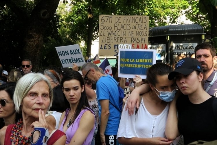 Paris'te aşı karşıtlarından Senato &ouml;n&uuml;nde protesto