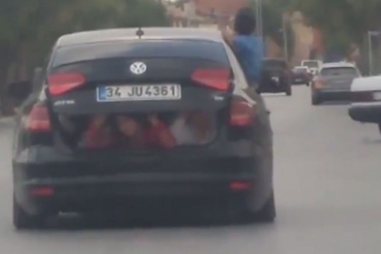 Otomobilin bagajındaki &ccedil;ocukların tehlikeli yolculuğu kamerada