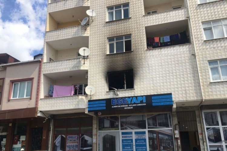 Yangında anne ve &ccedil;ocuğu dumandan etkilendi