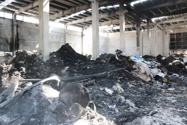 Yanan plastik fabrikasından geriye k&uuml;le d&ouml;nm&uuml;ş yığınlar kaldı