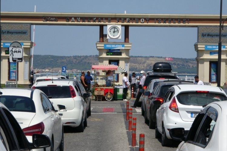 &Ccedil;anakkale'de tatilcilerin d&ouml;n&uuml;ş yoğunluğu s&uuml;r&uuml;yor