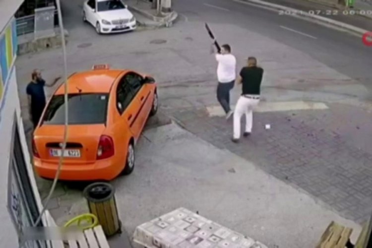 Pompalı t&uuml;fekle havaya ateş a&ccedil;an kişi dehşet sa&ccedil;tı