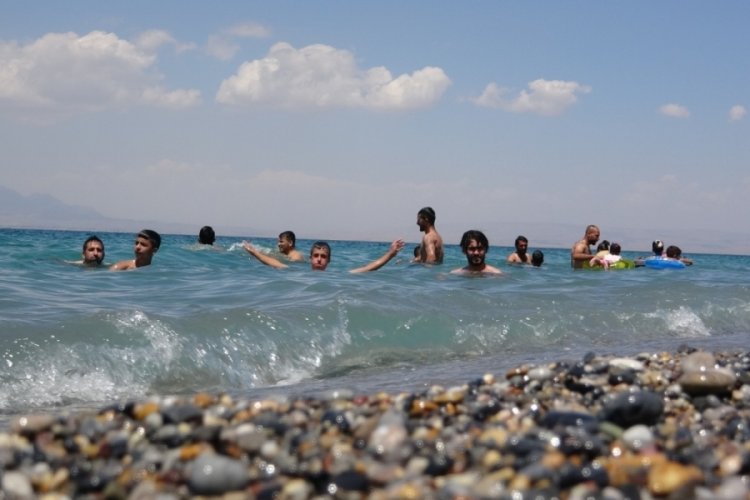 Van G&ouml;l&uuml;'n&uuml;n mavi bayraklı plajı tatilcilerin akınına uğradı