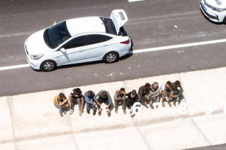 Kovalamacayla durdurulan otomobilin i&ccedil;inden 8, bagajından da 2 ka&ccedil;ak g&ouml;&ccedil;men &ccedil;ıktı