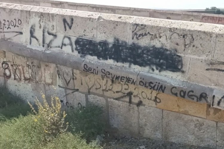 773 yıllık tarihi k&ouml;pr&uuml;y&uuml; sprey boyalarla tahrip ettiler