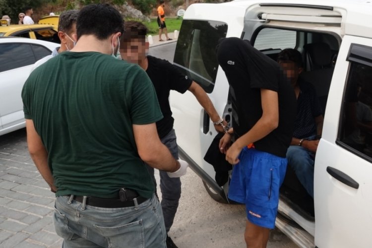 Antalya'da plajda hırsızlık yapan şahıslar, kayalıklara saklanırken yakalandılar