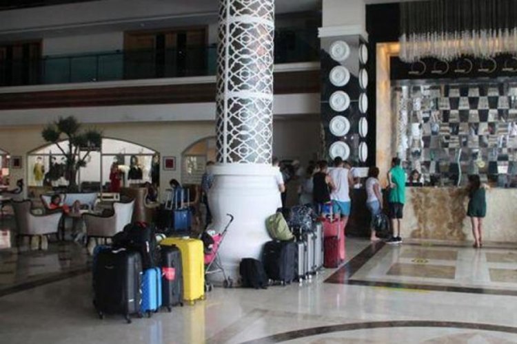 5 yıldız otelde b&uuml;y&uuml;k şok! Rezervasyonları olmasına rağmen kapıda kaldılar