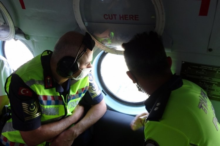 Bursa'da jandarmadan helikopterle bayram d&ouml;n&uuml;ş&uuml; trafik denetimi