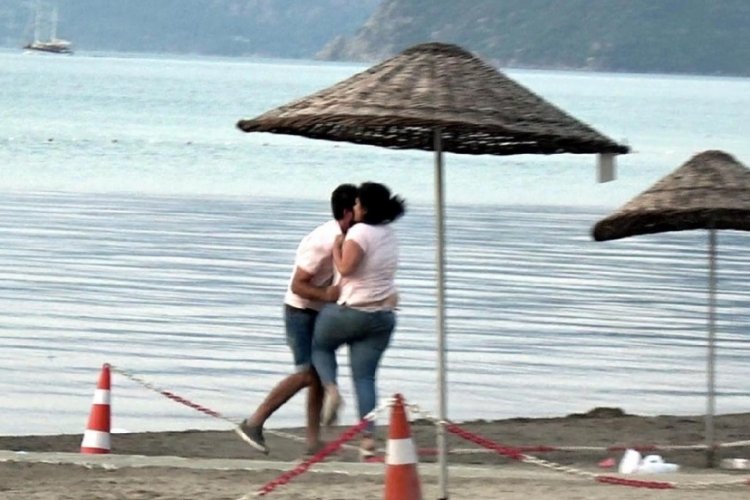Plajın ortasında tekme tokat birbirlerine girdiler