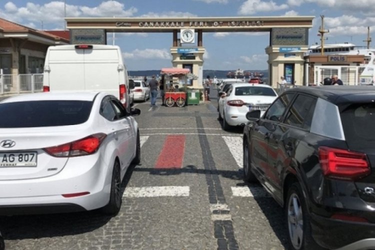 Tatilcilerin d&ouml;n&uuml;ş &ccedil;ilesinde feribotlarda yoğunluk başladı