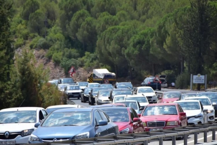 Akın akın d&ouml;n&uuml;yorlar! Kuyruk 15 kilometreyi buldu