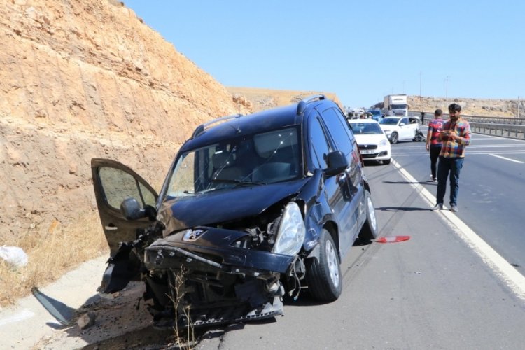 Yaralılara yardım etmek i&ccedil;in duran otomobile &ccedil;arptılar: 11 yaralı