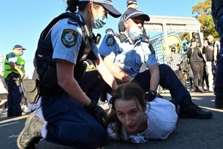 Avustralya'da kovid yasakları protesto edildi