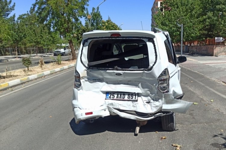 Otomobille kamyonet &ccedil;arpıştı: 3 yaralı