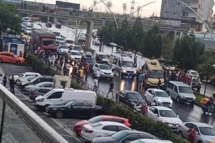 Feci kaza: Kamyon, i&ccedil;inde yolcu bulunan minib&uuml;se &ccedil;arptı