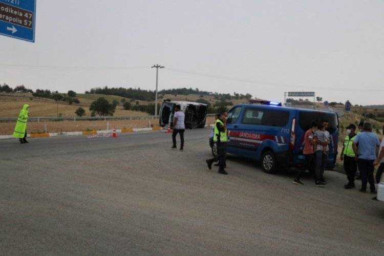 Otomobille &ccedil;arpışan midib&uuml;s devrildi: 5 yaralı