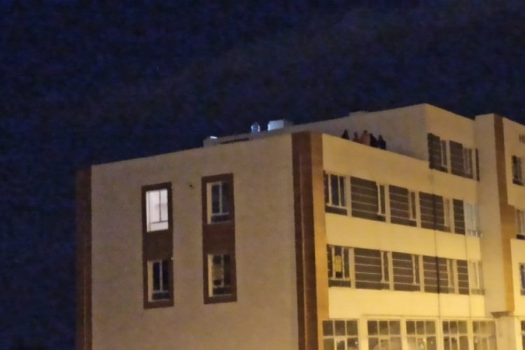 Arkadaşını evine girmek isterken feci şekilde &ouml;ld&uuml;!
