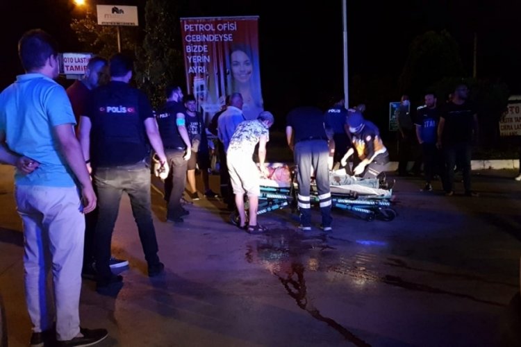 Takside tartışan iki kişi, şişelerle saldırdı