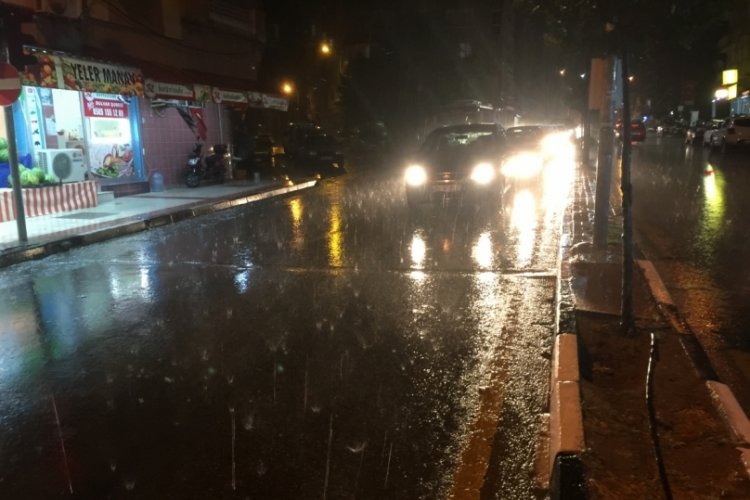 Alaşehir'de şiddetli sağanak hayatı olumsuz etkiledi