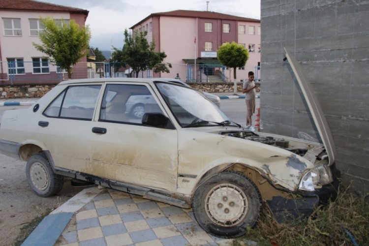 Pazaryeri'nde 2 otomobil &ccedil;arpıştı: 2 yaralı