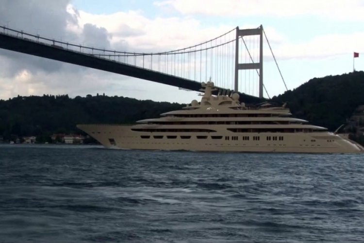 'Dilbar' İstanbul Boğazı'ndan ge&ccedil;ti