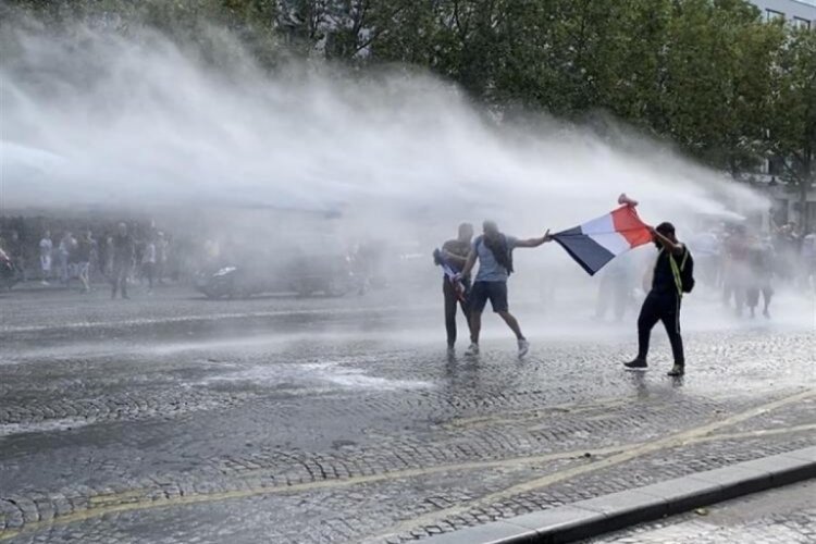 Fransa'da zorunlu aşı karşıtları yine meydanlarda