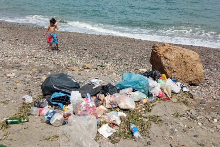 Bursa Mudanya sahillerini &ccedil;&ouml;pl&uuml;ğe &ccedil;evirdiler