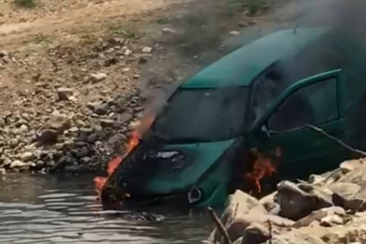 Bursa'da alev alev yanan ara&ccedil; dere yatağına d&uuml;şt&uuml;