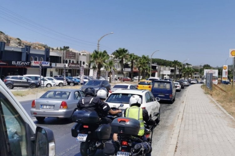 İzmir'de tatilciler uzun kuyruklar oluşturdu