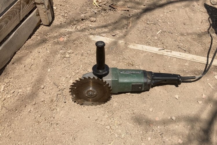 Ağa&ccedil; budarken kendi boğazını kesti!