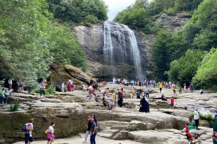 Bursa Suu&ccedil;tu şelalesi bayramda ziyaret&ccedil;i akınına uğradı