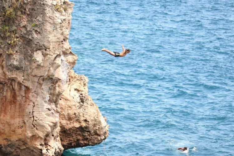 Antalya falezlerinde şov uğruna iple tırmanıp atladılar!