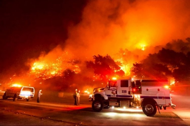 California'daki yangında &ccedil;ok sayıda ev zarar g&ouml;rd&uuml;