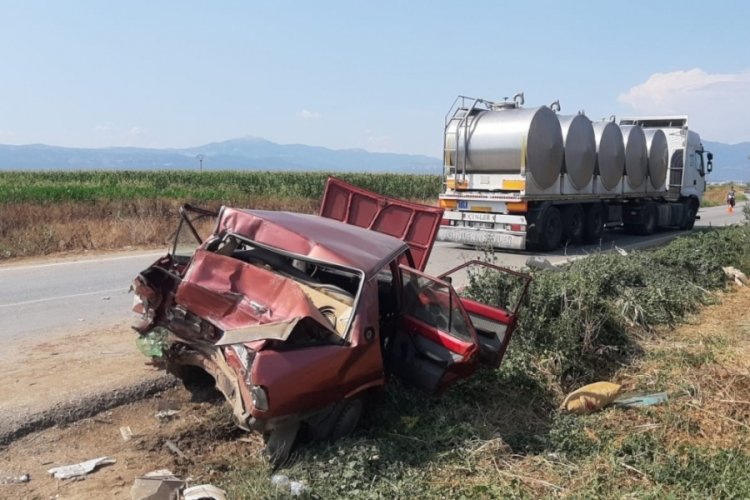Tır, otomobili metrelerce s&uuml;r&uuml;kledi: 3 yaralı