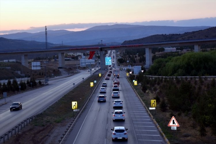 43 ilin ge&ccedil;iş noktasında tatil d&ouml;n&uuml;ş&uuml; yoğunluk