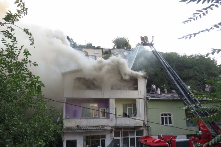 Yangın paniği: Komşular hortumla koştu