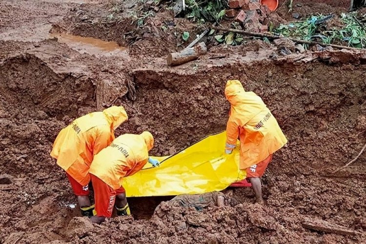 Hindistan'da dağdan kopan kayalar 9 turistin &ouml;l&uuml;m&uuml;ne sebep oldu!