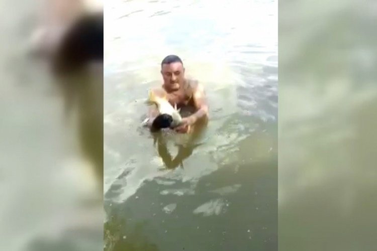 &Ccedil;ıplak elle balık tutan adamın yeteneği şaşırttı