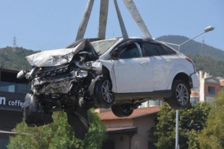 Otomobil 25 metrelik metro kazısına u&ccedil;muştu! Acı haber geldi