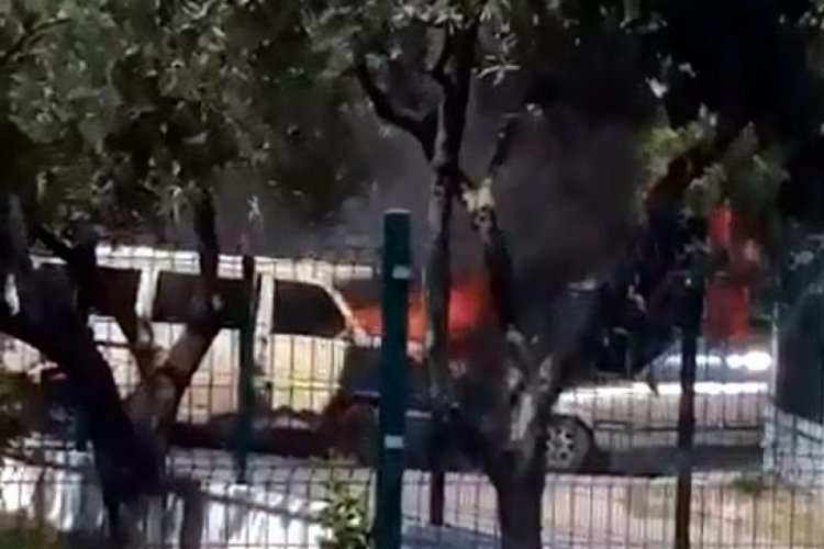 Kocaeli'de park halindeki otomobile &ccedil;arpıp, yandı