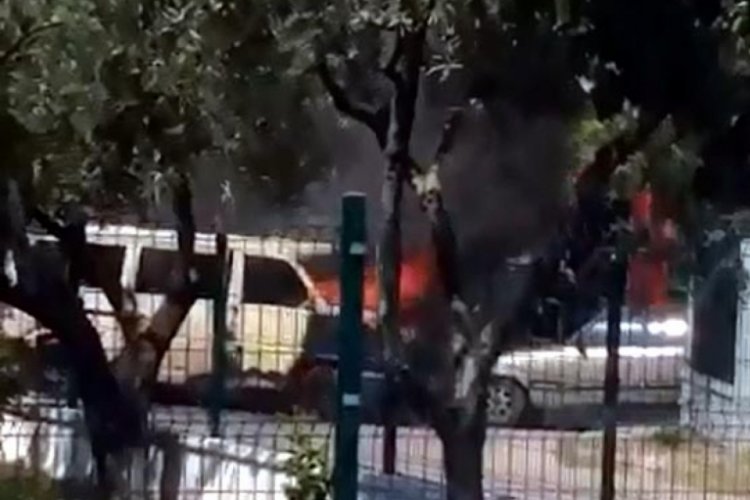 Minib&uuml;s park halindeki otomobile &ccedil;arpıp, yandı