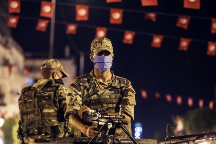 Tunus'ta sokağa &ccedil;ıkma yasağı ilan edildi