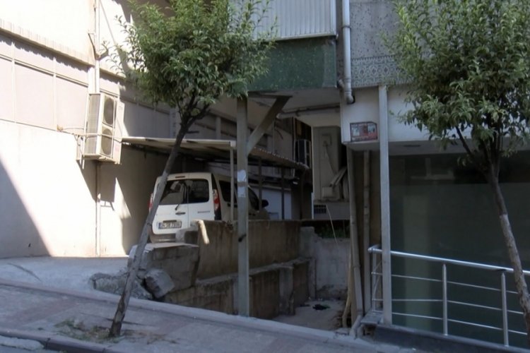 İstanbul'da &ccedil;atlaklar oluşan balkona demir direkle destek verildi!