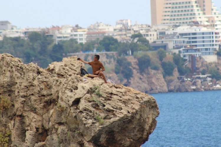Antalya Falezlerde tehlikeli manzara keyfi